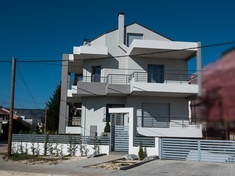 Independent maisonette (detached house) with basement and attic